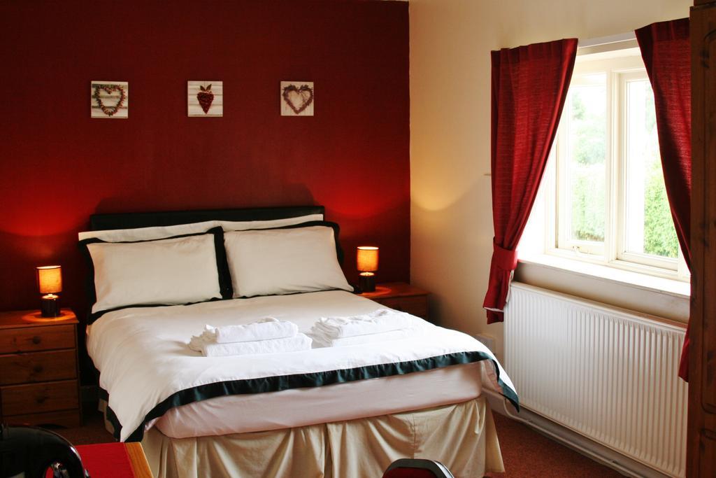 Hawkesbury Upton Fox Inn Room photo