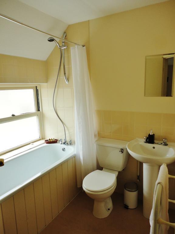 Hawkesbury Upton Fox Inn Room photo