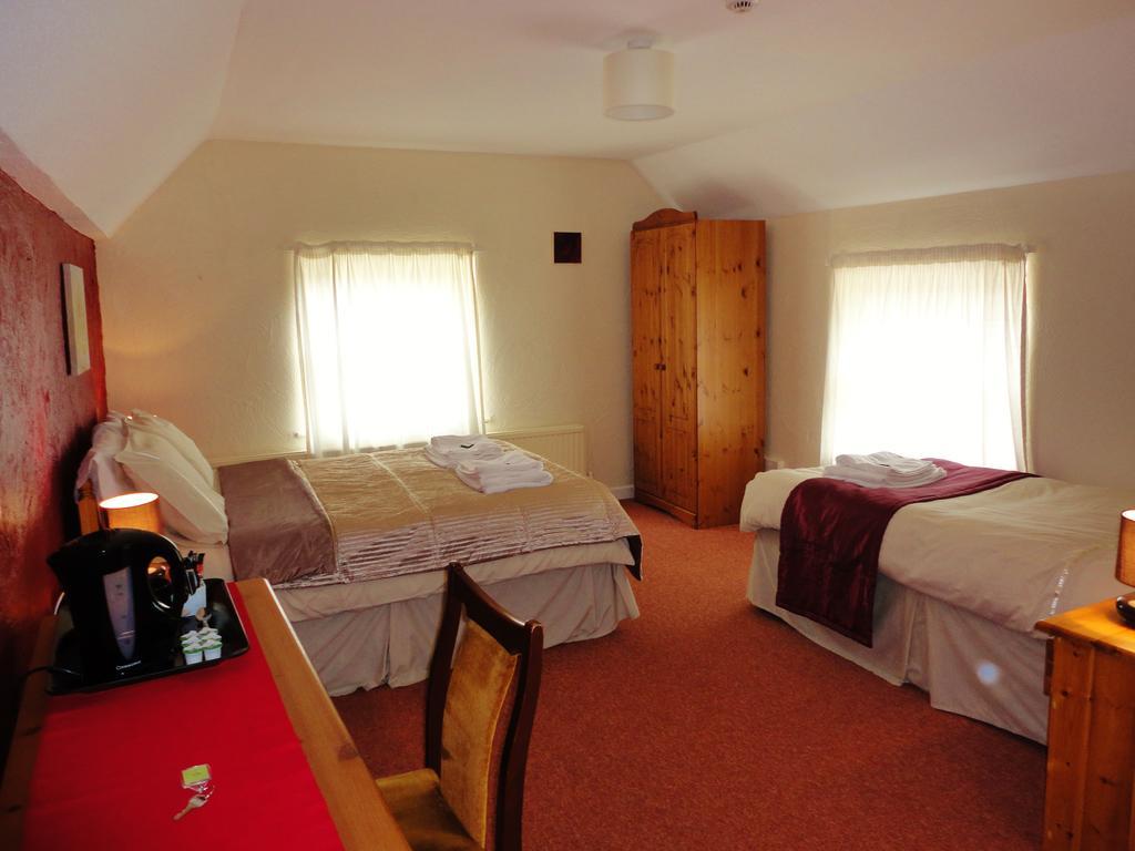 Hawkesbury Upton Fox Inn Room photo