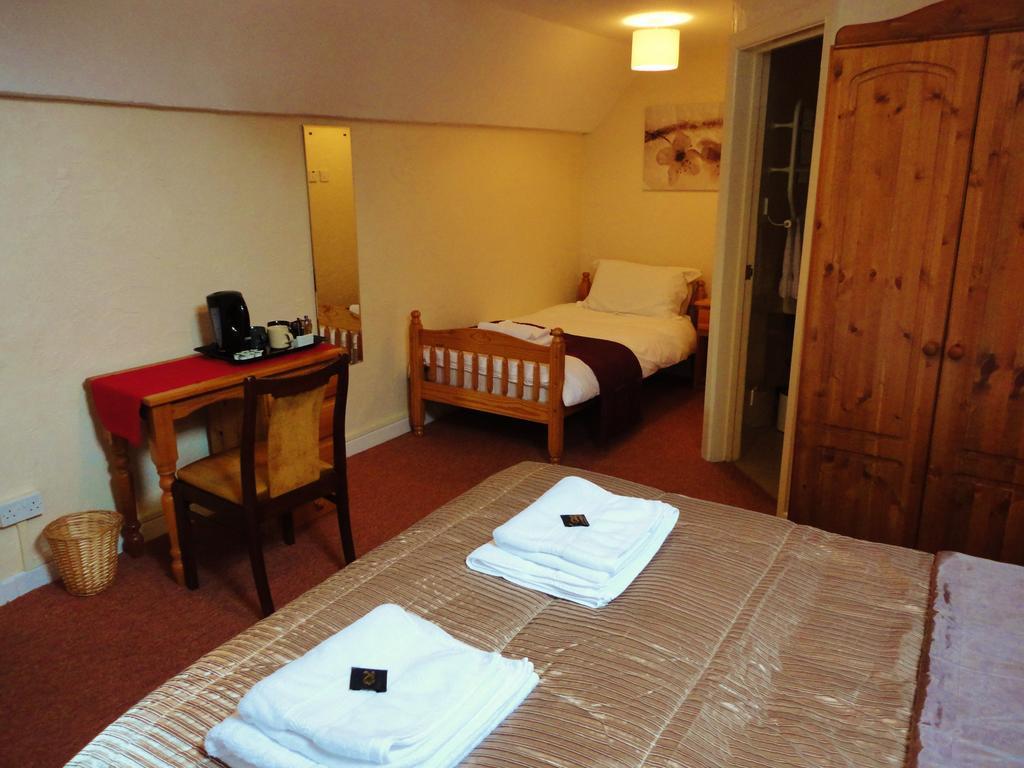 Hawkesbury Upton Fox Inn Room photo