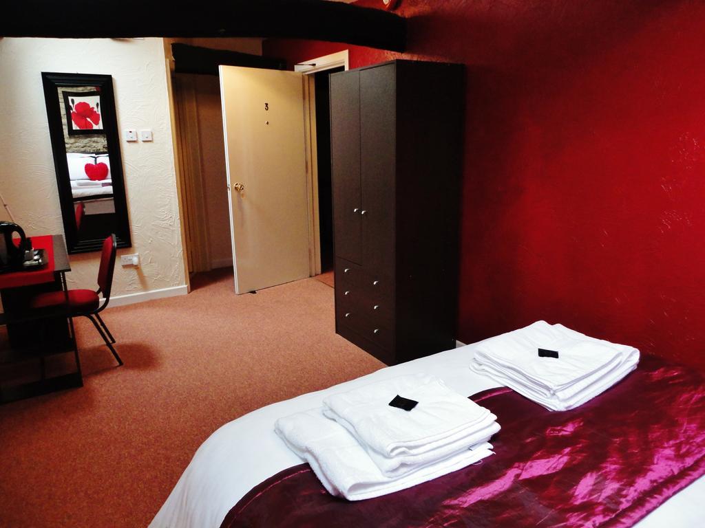 Hawkesbury Upton Fox Inn Room photo